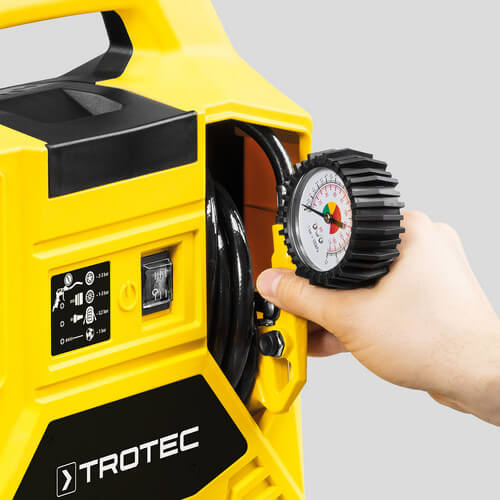 extra-staufach-fuer-druckluftschlauch-und-pistole-4a77 mobiilne kompressor